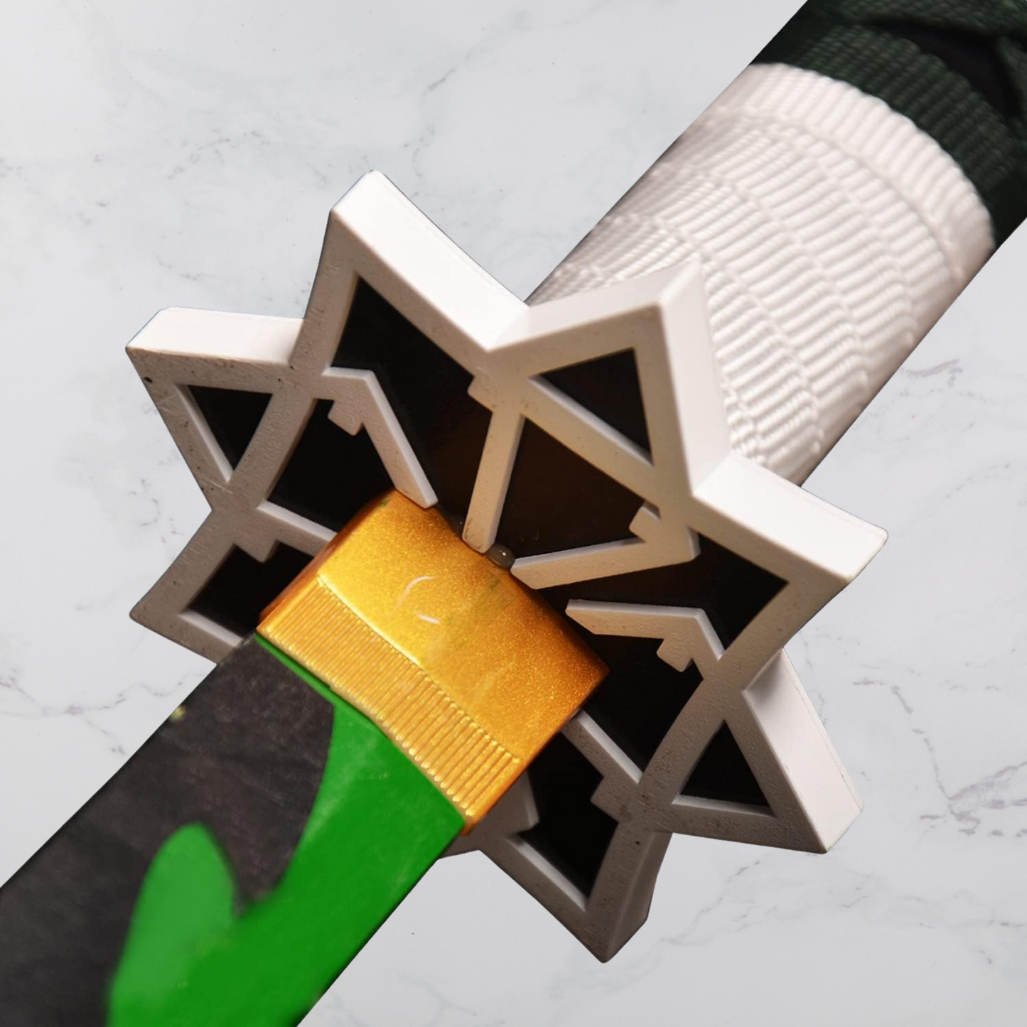 Close-up of Sanemi’s jagged green blade with lightning-like patterns – premium replica