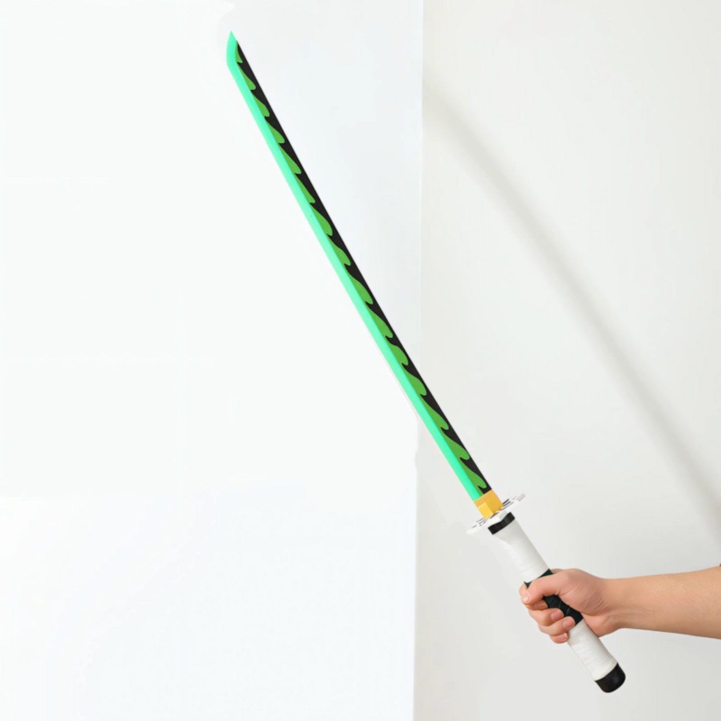 Close-up of Sanemi’s jagged green blade with lightning-like patterns – premium replica
