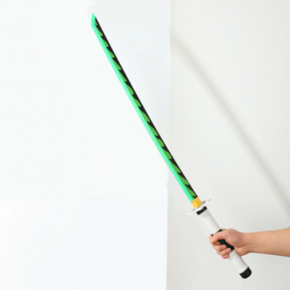 Close-up of Sanemi’s jagged green blade with lightning-like patterns – premium replica